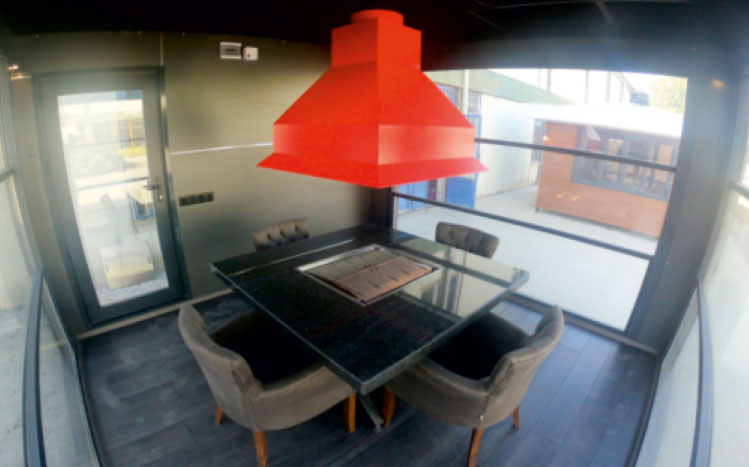 Guillotine Glass BBQ Cabin: Modern Gourmet Area with Movable Glass System