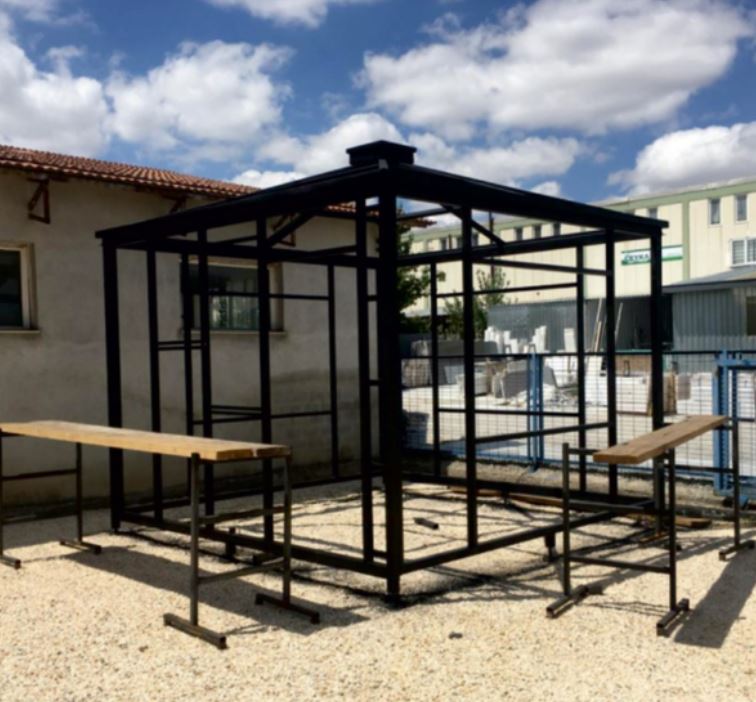 3x5 Winter Garden: Modern Living Space with Guillotine Glass