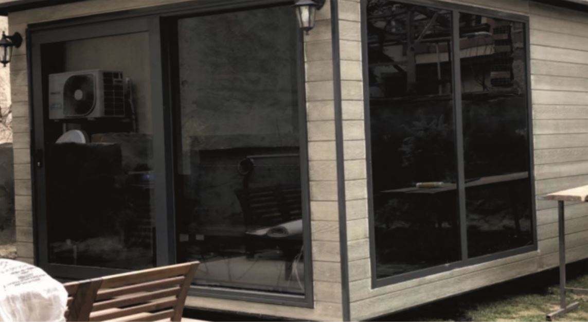 3x5 Winter Garden: Modern Living Space with Guillotine Glass